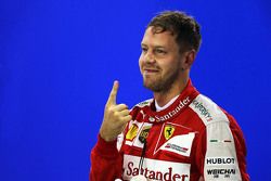 Sebastian Vettel, Ferrari celebra su pole position en parc ferme