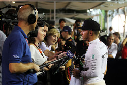 Льюис Хэмилтон, Mercedes AMG F1 и Ли МакКинзи, ведущий BBC