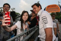 Toto Wolff, Directeur Exécutif Mercedes AMG F1 avec des fans