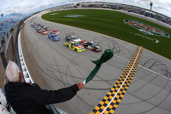 Largada: Kyle Larson, JR Motorsports Chevrolet lidera