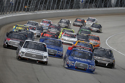 Relargada: Johnny Sauter, ThorSport Racing Toyota and Tyler Reddick, Brad Keselowski Racing Ford lidera