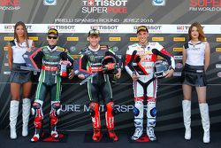 Le deuxième, Jonathan Rea, Kawasaki, le poleman Tom Sykes, Kawasaki, et le troisième, Niccolo Canepa, Althea Racing