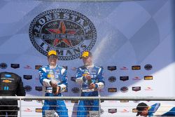 Победители гонки Скотт Прюэтт и Джой Хенд, Chip Ganassi Racing Ford/Riley