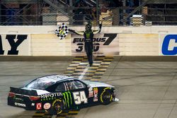 Winner Kyle Busch, Joe Gibbs Racing Toyota