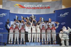 Podio: ganadores Timo Bernhard, Mark Webber, Brendon Hartley, Porsche Team, segundo lugar Marcel Fäs