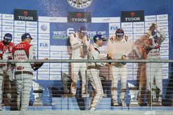 Podio: i vincitori Timo Bernhard, Mark Webber, Brendon Hartley, Porsche Team festeggiano sul podio