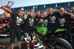 Il campione Superbike 2015 Jonathan Rea, Kawasaki, celebra il titolo con il suo team