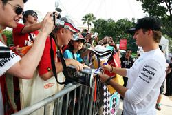 Nico Rosberg, Mercedes AMG F1 Team firma autógrafos para los aficionados