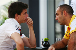 Тото Вольф, Mercedes AMG F1 и Сириль Абитбуль, управляющий директор Renault Sport F1