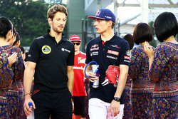 Romain Grosjean, Lotus F1 Team met Max Verstappen, Scuderia Toro Rosso op de rijdersparade