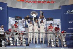 Podio: i vincitori della gara Timo Bernhard, Mark Webber, Brendon Hartley, Porsche Team, i secondi c