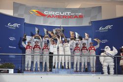 Podio: i vincitori della gara Timo Bernhard, Mark Webber, Brendon Hartley, Porsche Team, al secondo