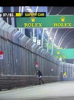 Invasore di pisa a Singapore