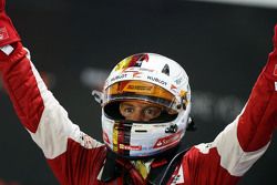 Le vainqueur Sebastian Vettel, Ferrari fête sa victoire dans le Parc Fermé