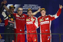 Pódio: Sebastian Vettel, Ferrari, Daniel Ricciardo, Red Bull Racing, e Kimi Raikkonen, Ferrari