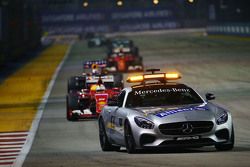 Sebastian Vettel, Ferrari SF15-T, lidera o pelotão atrás do Safety Car