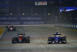Дженсон Баттон, McLaren MP4-30 и Маркус Эрикссон, Sauber C34 борьба за позицию