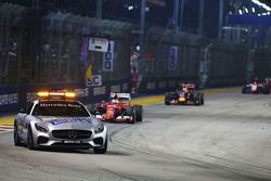 Sebastian Vettel, Ferrari SF15-T al comando dietro la Safety Car FIA