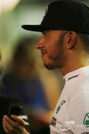 Lewis Hamilton, Mercedes AMG F1 avec les médias après son abandon