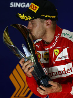 Il vincitore della gara Sebastian Vettel, Ferrari festeggia sul podio