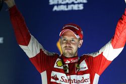 Il vincitore della gara Sebastian Vettel, Ferrari festeggia sul podio