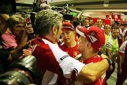 Yarış galibi Sebastian Vettel, Ferrari, Maurizio Arrivabene, Ferrari Takım Patronu ve takım arkadaşı