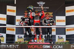 Podium 2. Rennen: 2. Jordi Torres, Aprilia Racing Team; 1. Chaz Davies, Ducati Team; 3. Leon Haslam,