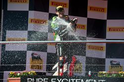 Le vainqueur Tom Sykes, Kawasaki