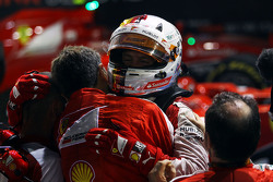 Il vincitore Sebastian Vettel, Ferrari festeggia nel parco chiuso