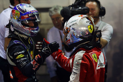 Il vincitore Sebastian Vettel, Ferrari festeggia nel parco chiuso con il secondo classificato Daniel