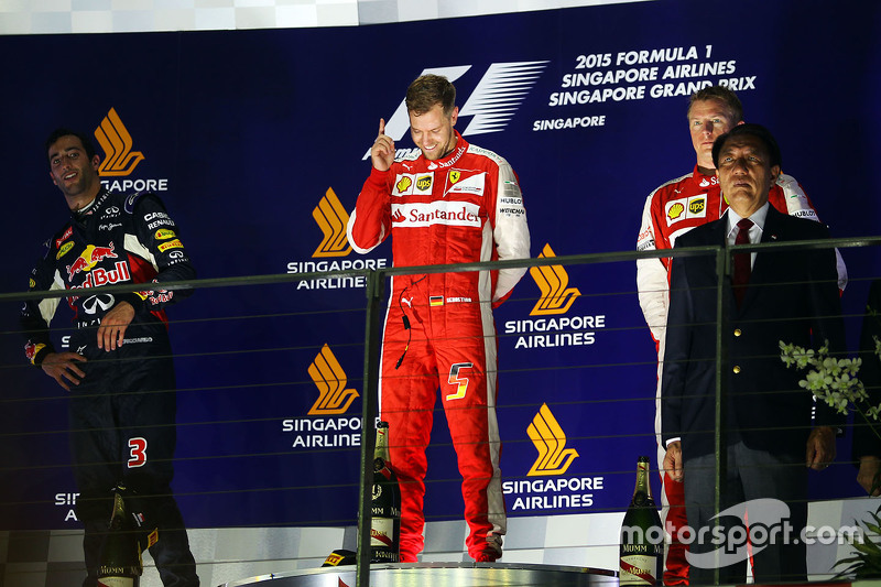 1. Sebastian Vettel, Ferrari, feiert auf dem Podium