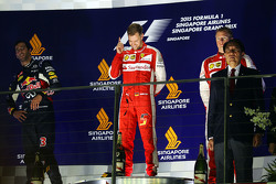 Sebastian Vettel, Ferrari festeggia la vittoria sul podio