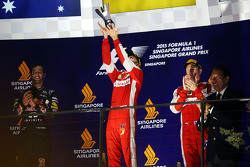 Sebastian Vettel, Ferrari festeggia la vittoria sul podio