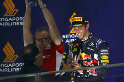 Daniel Ricciardo, Red Bull Racing festeggia la seconda posizione sul podio
