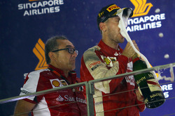 Sebastian Vettel, Ferrari festeggia la vittoria sul podio
