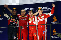 Podio: il vincitore Sebastian Vettel, Ferrari, secondo Daniel Ricciardo, Red Bull Racing, terzo Kimi