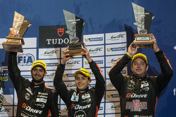 Gustavo Yacaman, Pipo Derani y Ricardo González celebran no podium