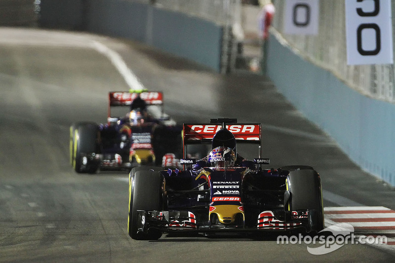 Max Verstappen, takım arkadaşı Carlos Sainz Jr.'ın önünde