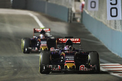 Max Verstappen, Scuderia Toro Rosso STR10, vor Teamkollege Carlos Sainz Jr., Scuderia Toro Rosso STR