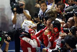 Ganador de la carrera, Sebastian Vettel, Ferrari celebra en
parc ferme