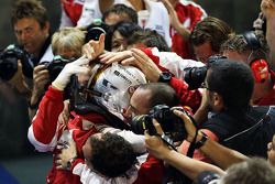 Ganador de la carrera, Sebastian Vettel, Ferrari celebra en
parc ferme