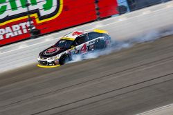 Kevin Harvick, Stewart-Haas Racing Chevrolet crashes after cutting a tire