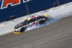 Kevin Harvick, Stewart-Haas Racing Chevrolet, mit Unfall nach Reifenschaden