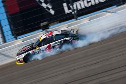 Kevin Harvick, Stewart-Haas Racing Chevrolet crashes after cutting a tire