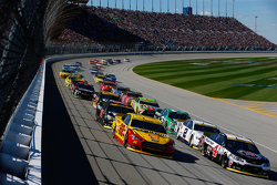 Start: Kevin Harvick, Stewart-Haas Racing Chevrolet leads