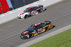 Jeb Burton, BK Racing Toyota y Matt Dibenedetto, BK Racing Toyota