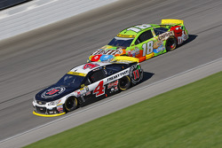 Kevin Harvick, Stewart-Haas Racing Chevrolet and Kyle Busch, Joe Gibbs Racing Toyota