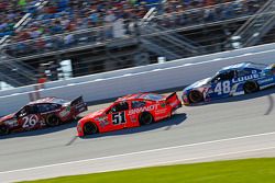 J.J. Yeley, BK Racing Toyota, Justin Allgaier, HScott Motorsports Chevrolet et Jimmie Johnson, Hendrick Motorsports Chevrolet