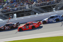 J.J. Yeley, BK Racing Toyota, Justin Allgaier, HScott Motorsports Chevrolet et Jimmie Johnson, Hendrick Motorsports Chevrolet