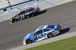 Clint Bowyer, Michael Waltrip Racing Toyota y Denny Hamlin, Joe Gibbs Racing Toyota